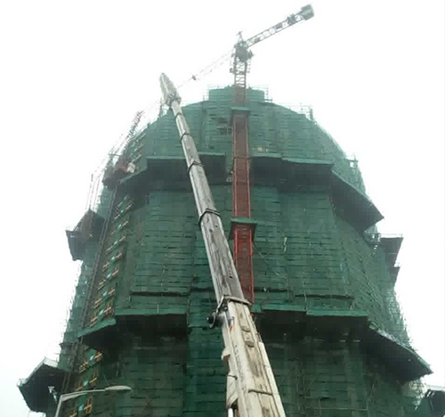 白银吊车在工地上作业